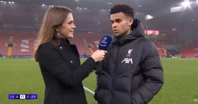 Moderátor Premier League Productions Alex Aljoe je videný pred zápasom Premier League medzi West Ham United a Chelsea FC na londýnskom štadióne 11. februára 2023 v Londýne v Anglicku.