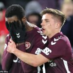 Baningime, vľavo hore, bol rozrušený po červenej karte, ale Hearts stále vyhral zápas