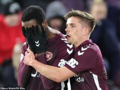 Nemôžeme sa držať červených kariet, varuje Derek McInnes svoju stranu Hearts, ktorá sa usiluje o titul, po ďalšom významnom víťazstve s 10 mužmi Baningime, vľavo hore, bol rozrušený po červenej karte, ale Hearts stále vyhral zápas