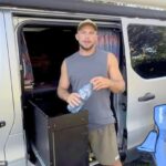 Jeden miestny tvrdil, že Izaak Michell žije z modro-sivej dodávky Suzuki APV po tom, čo ho spozorovali na parkovisku North Wall v Balline v regióne Severné rieky v Severnom Južnom Walese.