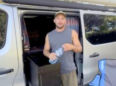 Net sa blíži k najhľadanejšiemu Austrálskemu športovému šampiónovi, ktorého prenasledujú americkí policajti pre obvinenie zo sexuálneho napadnutia – keď ho zbadali bývať vo VAN na kozmetickom mieste v NSW Jeden miestny tvrdil, že Izaak Michell žije z modro-sivej dodávky Suzuki APV po tom, čo ho spozorovali na parkovisku North Wall v Balline v regióne Severné rieky v Severnom Južnom Walese.