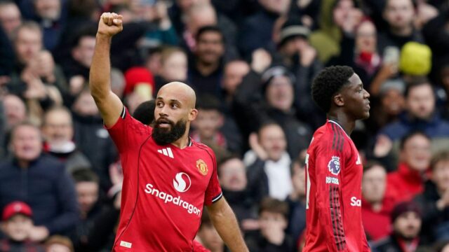 Neville si vybral dve „vynikajúce“ hviezdy Red Devils za špeciálne ocenenie víťazstva v Man City
