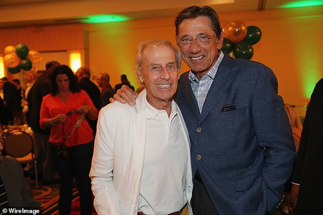 New York Jets smútia nad smrťou legendárnej postavy z rozkvetu Frank Ramos (L), dlhoročný PR riaditeľ Jets, zomrel vo veku 87 rokov (vpravo, Joe Namath)