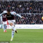 Emiliano Buendia skvelým zásahom otvoril skóre Aston Villy proti Newcastlu