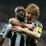 Yoane Wissa (vľavo) a Anthony Gordon (vpravo) skórovali za Newcastle, keď v stredu večer porazili PSV 3:0