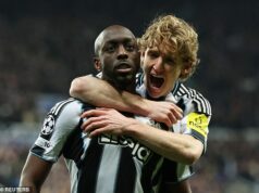 Newcastle 3-0 PSV: Yoane Wissa konečne vyzerá ako muž, ktorý môže vstúpiť do kože Alexandra Isaka – teraz sa Eddie Howe musí sústrediť na budúcotýždňové rozhodnutie v Paríži, píše CRAIG HOPE Yoane Wissa (vľavo) a Anthony Gordon (vpravo) skórovali za Newcastle, keď v stredu večer porazili PSV 3:0