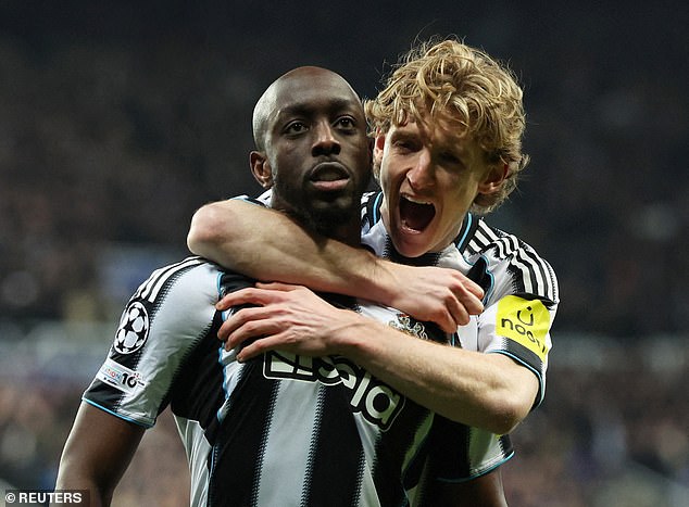 Newcastle 3-0 PSV: Yoane Wissa konečne vyzerá ako muž, ktorý Yoane Wissa (vľavo) a Anthony Gordon (vpravo) skórovali za Newcastle, keď v stredu večer porazili PSV 3:0