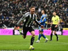 Newcastle 4:3 Leeds: Harvey Barnes vyhral triler so siedmimi gólmi pre Toon 12 minút po prestávke, keď zozadu prichádzajú nádherné Straky, aby si uctili kráľa Keva po jeho srdcervúcej diagnóze rakoviny Harvey Barnes strelil víťazný gól 12 minút po prestávke, keď Newcastle porazil Leeds 4:3