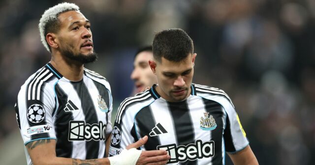 Bruno Guimaraes opúšťa ihrisko uprostred týždňa, utešovaný Joelintonom