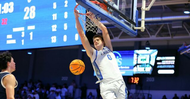 Niektoré stredné školy stále využívajú tímy JV na rozvoj hráčov
