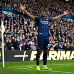 Bukayo Saka bol nahradený v tíme Arsenalu pred výkopom kvôli neskorému zraneniu (Arsenal FC cez Getty Images)