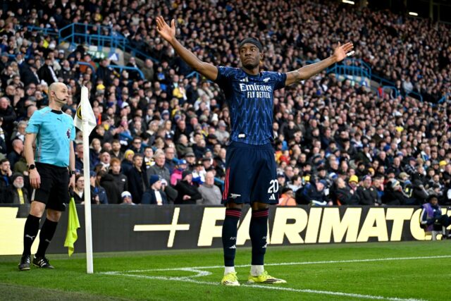 Bukayo Saka bol nahradený v tíme Arsenalu pred výkopom kvôli neskorému zraneniu (Arsenal FC cez Getty Images)