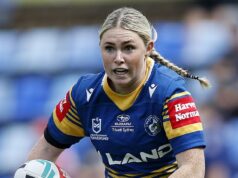 Nová rana pre futbalovú hviezdu obvinenú z trestných činov domáceho násilia po tom, čo údajne povedala svojmu bývalému „užívaj si d***“, keď začala chodiť s mužom Footy hviezda Maddie Studdon utrpela ďalšiu ranu po obvinení z domáceho násilia súvisiaceho s prenasledovaním, pričom North Queensland Cowboys popreli, že by ju chceli podpísať pred sezónou 2026 NRLW.