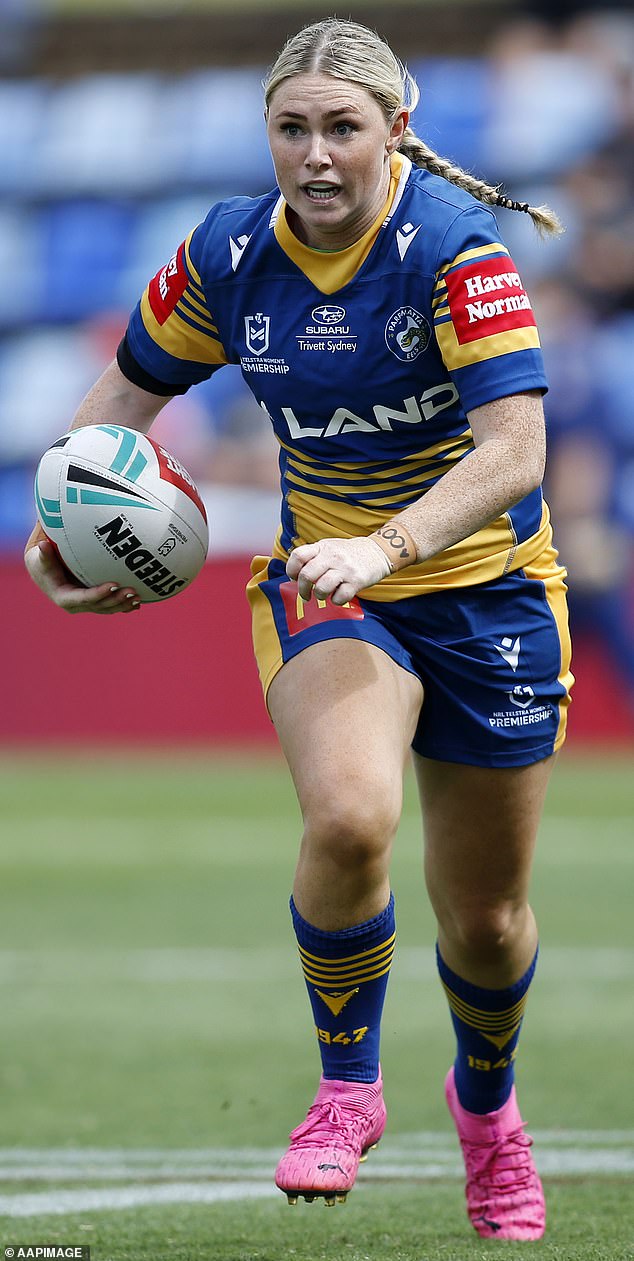 Nová rana pre futbalovú hviezdu obvinenú z trestných činov domáceho Footy hviezda Maddie Studdon utrpela ďalšiu ranu po obvinení z domáceho násilia súvisiaceho s prenasledovaním, pričom North Queensland Cowboys popreli, že by ju chceli podpísať pred sezónou 2026 NRLW.