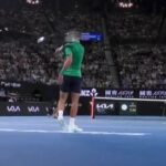 Novak Djokovič bol v sobotu veľmi blízko k zasiahnutiu guľášového dievčaťa nečestným výstrelom