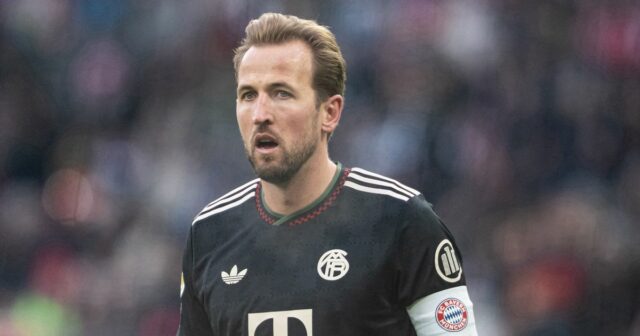 Anglický útočník Bayernu Mníchov #09 Harry Kane reaguje počas futbalového zápasu nemeckej prvej ligy Bundesligy medzi FC Bayern Mníchov a Mainz 05 v Mníchove v južnom Nemecku 14. decembra 2025. (Foto: Karl-Josef HILDENBRAND / AFP cez Getty Images) / PREDPISY DFL ZAKAZUJÚ AKÉKOĽVEK POUŽITIE FOTOGRAFIE/VIDEOGRAFIE