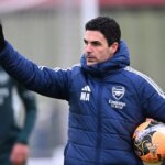 Manažér Arsenalu Mikel Arteta počas tréningu v Sobha Realty Training Centre.