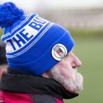 Fanúšik si užíva jedinú hru Lowland League, ktorá prežije mráz, medzi Bo'ness United a East Stirlingshire