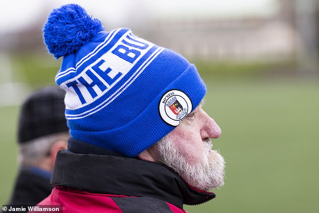 ON THE ROAD zistí, že odolnosť je názov hry pre Fanúšik si užíva jedinú hru Lowland League, ktorá prežije mráz, medzi Bo'ness United a East Stirlingshire