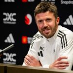 Michael Carrick hovorí počas tlačovej konferencie