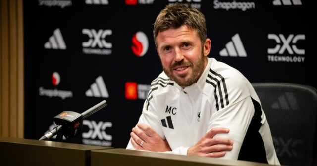 Michael Carrick hovorí počas tlačovej konferencie