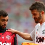 Obranca Manchestru United Harry Maguire (L) a hlavný tréner Manchestru United Michael Carrick pred zápasom Ligy majstrov medzi Villarrealom CF a Manchestrom United na štadióne La Ceramica 23. novembra 2021. (Foto: Jose Miguel Fernandez/NurPhoto cez Getty Images)