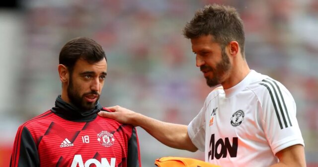 Obranca Manchestru United Harry Maguire (L) a hlavný tréner Manchestru United Michael Carrick pred zápasom Ligy majstrov medzi Villarrealom CF a Manchestrom United na štadióne La Ceramica 23. novembra 2021. (Foto: Jose Miguel Fernandez/NurPhoto cez Getty Images)