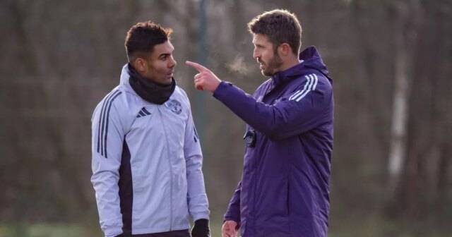 Obrovská postava Man Utd, ktorá zachraňuje z výjazdu Casemiro a Hlavný tréner Michael Carrick, Casemiro z Manchestru United v akcii počas tréningu prvého tímu na Carrington Training Ground 14. januára 2026 v Manchestri v Anglicku