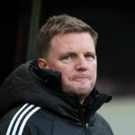 Tino Livramento z Newcastlu United reaguje pri odchode z ihriska po zranení počas zápasu tretieho kola Emirates FA Cupu medzi Newcastlom...