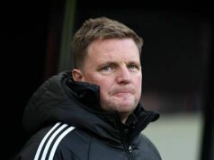 Obrovská rana pre Newcastle, pretože Tino Livramento čelí zraneniu 6 až 8 týždňov Tino Livramento z Newcastlu United reaguje pri odchode z ihriska po zranení počas zápasu tretieho kola Emirates FA Cupu medzi Newcastlom...