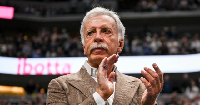 Stan Kroenke počas zápasu Denver Nuggets
