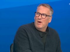 Obrovské vyhlásenie Arsenalu Premier League o titule po víťazstve Leedsu United Manažér Arsenalu Mikel Arteta a hráči tlieskajú fanúšikom