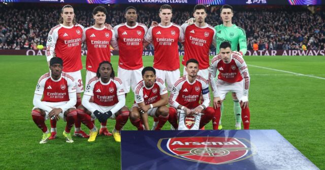 Hráči Arsenalu pred zápasom Ligy majstrov