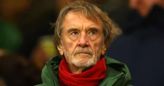 Spolumajiteľ Manchestru United Sir Jim Ratcliffe sleduje zápas Premier League medzi Wolverhampton Wanderers a Manchester United v Molineux 8. decembra 2025 v anglickom Wolverhamptone. 