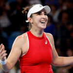 Belinda Bencic drží trofej Abu Dhabi Open a jej dcéra Bella