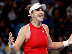 Od 421. do top 10 – Bencic eyes Melbourne sláva Belinda Bencic drží trofej Abu Dhabi Open a jej dcéra Bella