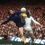 Eddie McCreadie z Chelsea bojuje o loptu s Leedsom Allanom Clarkom v notoricky známom finále FA Cupu z roku 1970