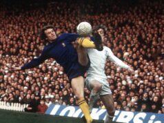 Od kung-fu kopancov do Billyho Bremnera až po kolotoč na Kráľovej ceste, Eddie McCreadie bol mužom svojej doby… ale tento bojovník bol tiež skvelým hráčom v modrej Chelsea, ako aj škótskej strane, ktorá porazila svetových šampiónov Anglicko vo Wembley. Eddie McCreadie z Chelsea bojuje o loptu s Leedsom Allanom Clarkom v notoricky známom finále FA Cupu z roku 1970