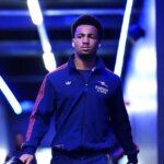 Ethan Nwaneri kráča