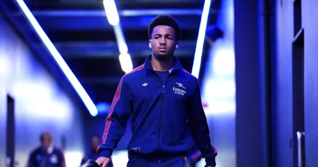 Ethan Nwaneri kráča