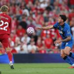 Marcos Senesi (vpravo) vyrazil loptu preč, keď bol Hugo Ekitike čistý