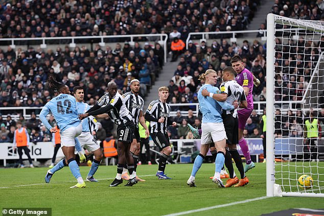 Odhalené: Najdlhšie kontroly VAR v histórii anglického futbalu – a Antoine Semenyo videl v utorok večer svoj druhý gól v St James's Park skreslený, pretože Erling Haaland bol považovaný za ofsajd.