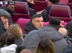 Odhalené: Prečo sa Granit Xhaka dostal do búrlivej hádky s fanúšikmi West Hamu a „to, čo údajne povedal kapitán Sunderlandu jednému fanúšikovi“ Granit Xhaka sa na londýnskom štadióne zaplietol do hádky s fanúšikmi West Hamu