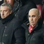 Jason Wilcox (vľavo) a Omar Berrada (vpravo) sú pod tlakom, aby napravili stred poľa Man United