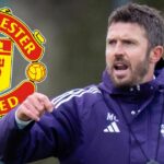 Hlavný tréner Michael Carrick z Manchestru United v akcii počas tréningu prvého tímu