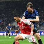 Hráči Arsenalu a Interu Miláno bojujú o loptu