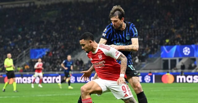 Hráči Arsenalu a Interu Miláno bojujú o loptu