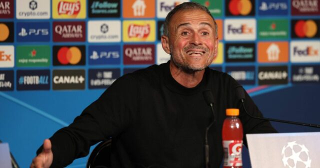 Odpoveď Luisa Enriqueho na pracovné väzby manažéra Man Utd ako PARÍŽ, FRANCÚZSKO – 4. NOVEMBRA: Luis Enrique, hlavný tréner Paríža Saint-Germain, hovorí pre médiá na pozápasovej tlačovej konferencii po zápase MD4 fázy Ligy majstrov UEFA 2025/26 medzi Paris Saint-Germain a FC Bayern Mníchov v Parc des Princes 4. novembra 2025 v Paríži. (Foto Julian Finney – UEFA/UEFA cez Getty Images)