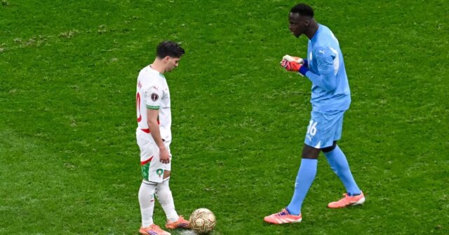 Brankár Senegalu č. 16 Edouard Mendy sa rozpráva s útočníkom Maroka č. 10 Brahimom Diazom pred pokutovým kopom počas finálového futbalového zápasu Afrického pohára národov (CAN) medzi Senegalom a Marokom na štadióne Prince Moulay Abdellah v Rabate 18. januára 2026. (Foto: Paul ELLIS / AFP cez Getty Images)