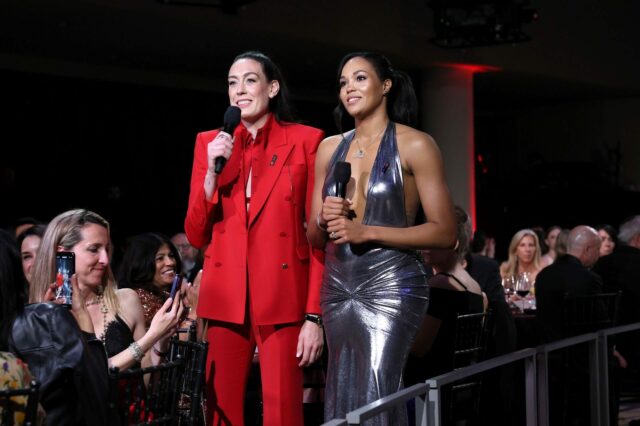 "Odstráň Napheesu Collier a Breannu Stewart z vedenia"
